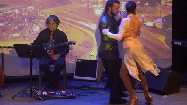 Dereck Lizama y Cassandra Day - Ella es Así (El Cachivache) смотреть онлайн