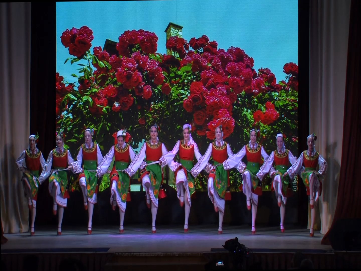 Болгарский танец. Жар-Птица. Ансамбль народного танца. 3х камерная видеосъемка смотреть онлайн