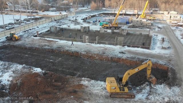 Работа кипит при строительстве ЖК Кислород / 19 км Московского ш. / 2 декабря 2022 / Самара / Russi смотреть онлайн