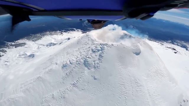 Чилийский экстремал пролетел в вингсьюте над кратером действующего вулкана со скоростью 283 км/ч смотреть онлайн