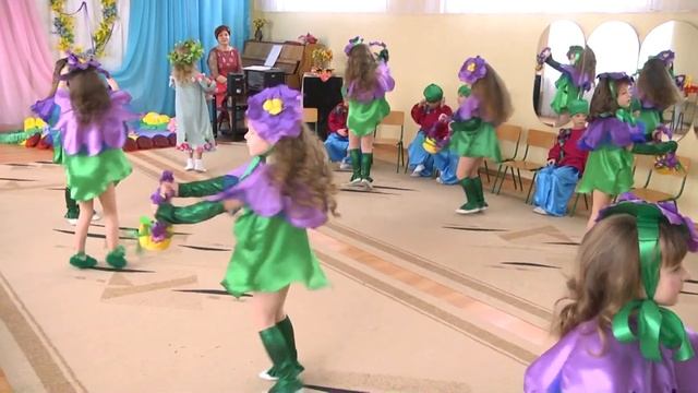 ТАНЕЦ ФИАЛОК очень нежный красивый - танец цветов на 8 марта в детском саду смотреть онлайн