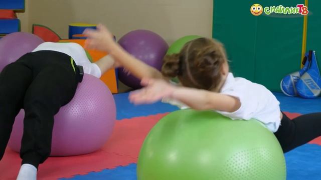Упражнения с фитболом. Зарядка для детей! смотреть онлайн