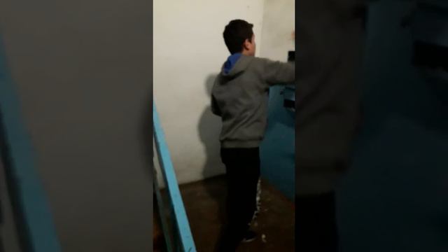Я и мои друзья, Бегзод ест Бумагу! смотреть онлайн