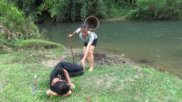 Primitive life: Survival in wild off grid living - solo bushcraft finding fish смотреть онлайн