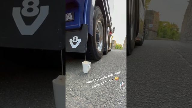 Водитель от бога!Дальнобойщик заваривает чай фурой!!! смотреть онлайн