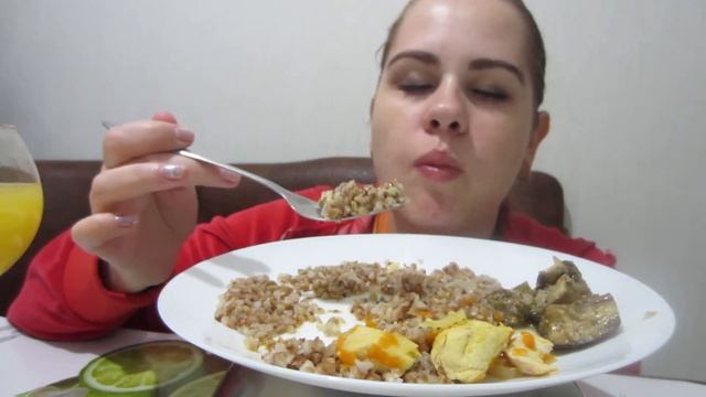 Снова на диету? Лучше булки и пироги! Мукбанг ужин гречка с мясом и острые баклажаны. Вкусно. смотреть онлайн