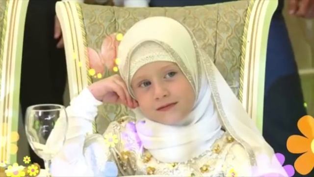 Одна из младших дочерей Кадырова растет необыкновенной красавицей с очаровательной улыбкой смотреть онлайн