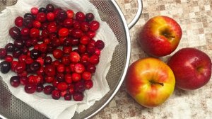 Шарлотка Бисквитное тесто с яблоками и Клюквой! Пирог из клюквы с яблоками.