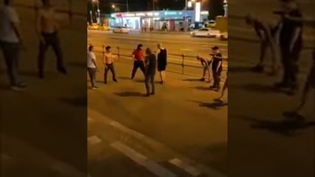 Храбрые молодые люди, показывающие место глупых голов смотреть онлайн