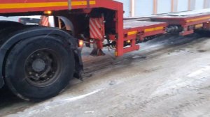 Тяжело водителям тралов зимой раздвигать прицеп...Первый снег в Спб,буксуют все,работа для ПРОФИ
