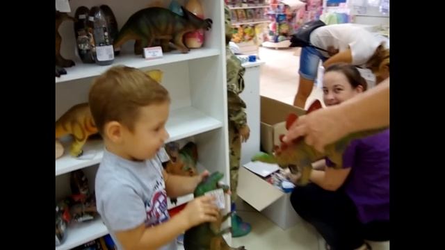 Выбираем игрушку-динозавр.Учим названия динозавров.Toy dinosaur.Learn the names of the dinosaurs. смотреть онлайн
