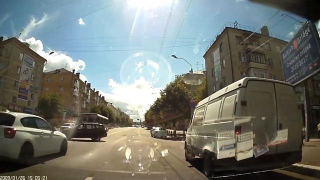 Мотоциклист влетел под автобус. +18 смотреть онлайн