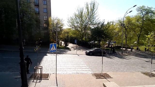 18 парапет на ул Институтской напротив гостинница Украина