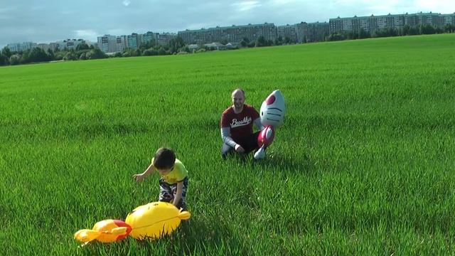 Giant balloons hello kitty Гигантские шарики Хелло Китти и Винни Пух смотреть онлайн