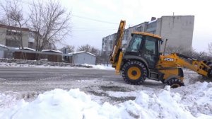 Трактор чистит снег #jcb