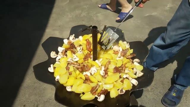 Сковорода из диска бороны, жарим картошку с мясом на диске из бороны видео смотреть онлайн