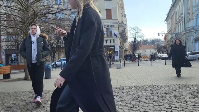 ??CLUJ-NAPOCA STREET STYLE WHAT DO PEOPLE WEAR ON THE FIRST DAY OF SPRING #whatarepeoplewearing смотреть онлайн