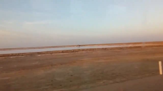 21.09.2017 Африка. Высохшее соленое озеро Шотт Эль Джерид. Проезжая мимо... смотреть онлайн