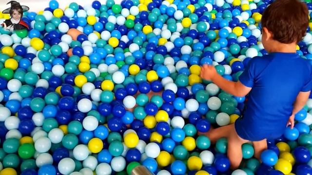 Tropical Islands-orbeez playing pool, Бассейн с шариками ORBEEZ смотреть онлайн
