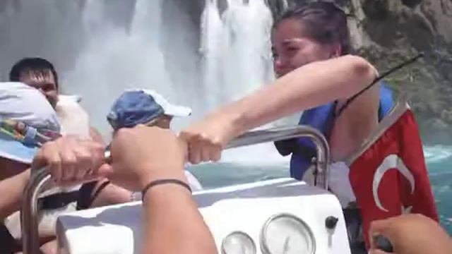 К водопаду на моторной лодке! смотреть онлайн