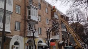 Сосульки падают с крыши