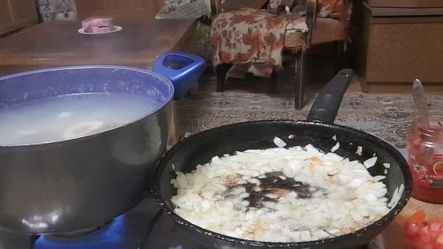 фкусная минутка  томвтный суп с жареной вермишелью и яйцами