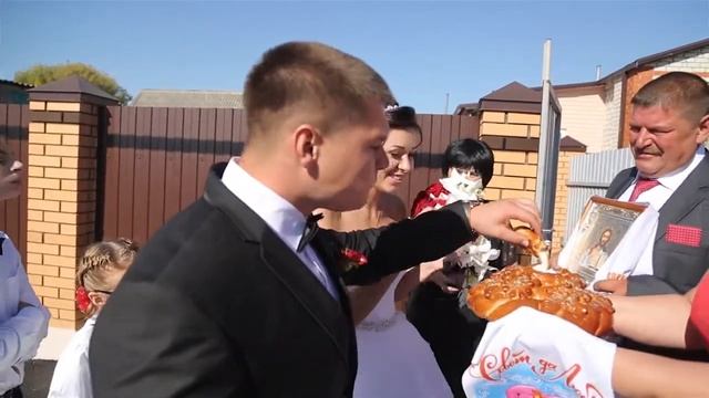 Свадебный каравай. Кто больше откусит, тот будет хозяин в доме. смотреть онлайн