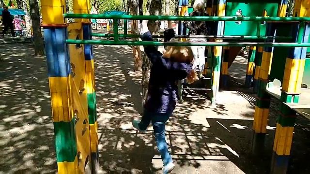 Женька лезет по лестнице смотреть онлайн