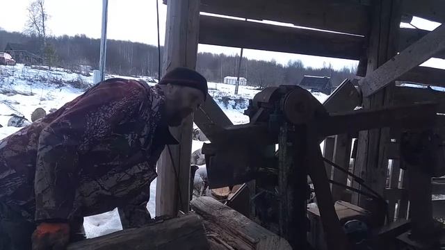 Вертикальный редукторный дровокол, горизонтально раскалываю старые бревна. смотреть онлайн