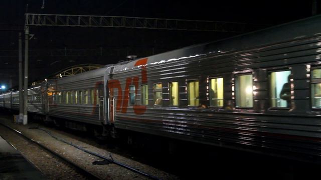 ЭП2К 034 отправляется ночью с пассажирским поездом со станции Москва-Пассажирская-Курская. смотреть онлайн