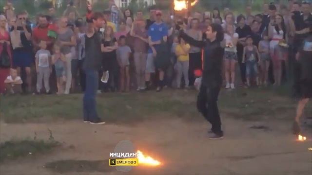 В Кемерове во время представления загорелся участник фаер-шоу смотреть онлайн