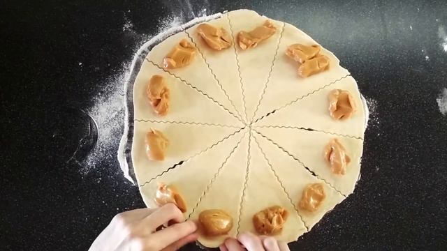 Рогалики из песочного теста со сгущенкой | Песочные рогалики без дрожжей и сахара смотреть онлайн