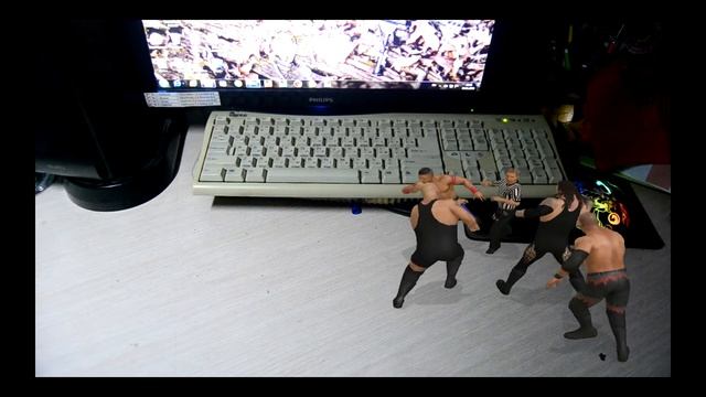 Маленькие рестлеры WWE дерутся на моём столе : D смотреть онлайн