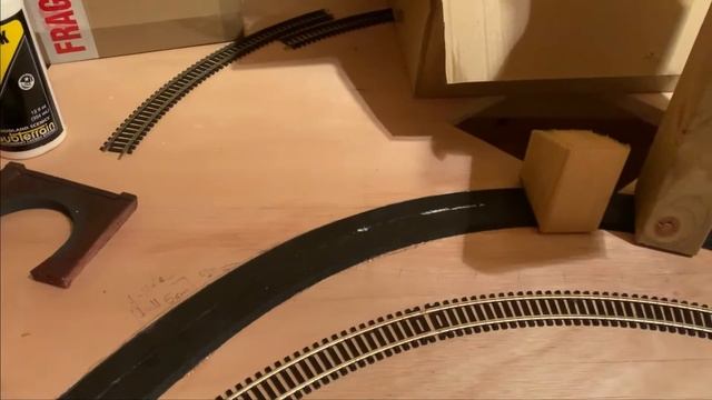 Laying Foam Underlay on Tight Radius Curves (1st Radius) & Laying Flex Track with minimum tools. смотреть онлайн
