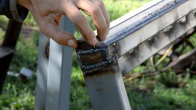 Делаем откатные ворота: 4 Калитка в воротах, садим на петли. смотреть онлайн