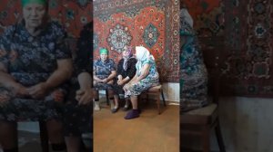 эти 90 летние  бабушки поют и сердце  плачет вместе с ними