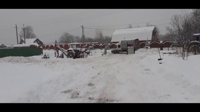 Чистим снег уже не лопатой или снегоуборщиком. смотреть онлайн