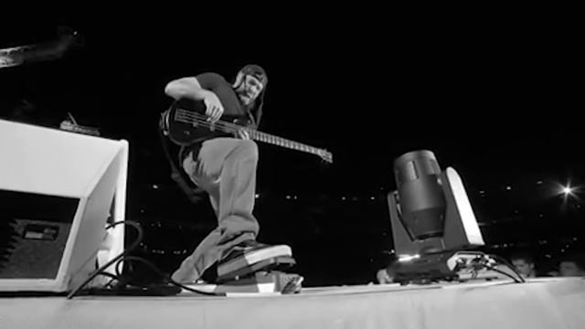 Metallica Robert Trujillo plays Soundgarden's Black Hole Sun in memory of Chris Cornell HD смотреть онлайн