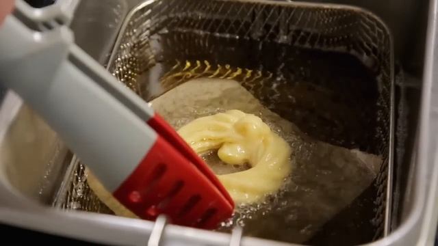 Французские пончики из заварного теста. Готовит Уриэль Штерн смотреть онлайн