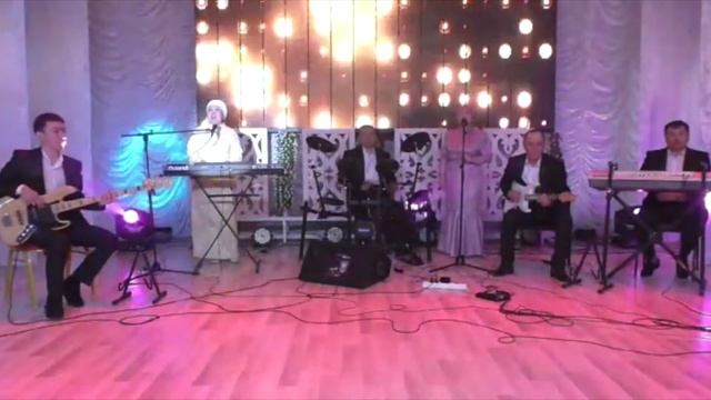 "На теплоходе музыка играет". ВИА "Ақжар" смотреть онлайн