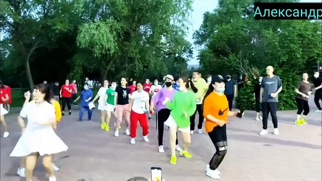 Рустам Нахушев с песней Туман под красивый танец ребят.