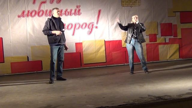 РЕТРО ДУЭТ ДВА ПОКОЛЕНИЯ НА ДНЕ ГОРОДА ЭЛЕКТРОУГЛИ! БРОДЯЧИЕ АРТИСТЫ! смотреть онлайн