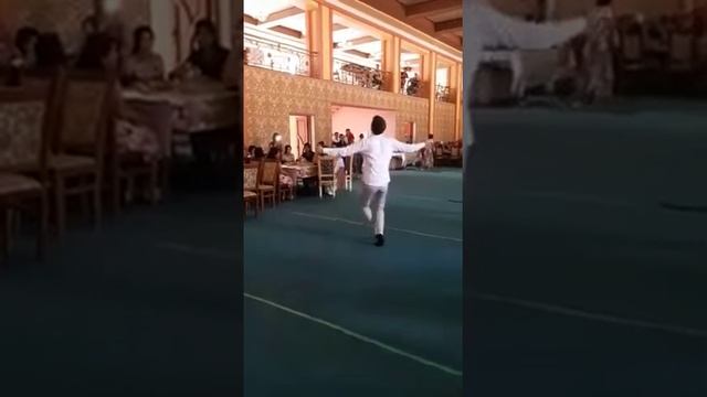 Как красиво танцует узбекский парень. смотреть онлайн