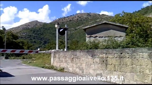 level crossing in Mercato san Severino, Dogara street / passage à niveau à Mercato san Severino смотреть онлайн