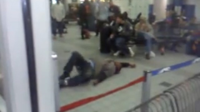 Парень сошёл с ума в аэропорту смотреть онлайн