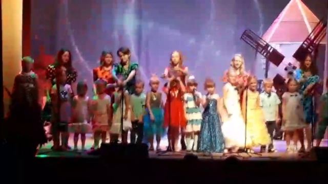 Младшая вокальная группа "Капельки"и вокальный ансамбль "Каприз" - Мы маленькие звезды смотреть онлайн