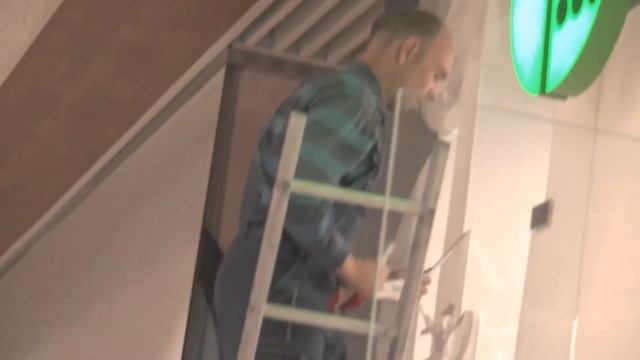 Как проще убрать плёнку со стекла и легко удалить оставшийся клей смотреть онлайн