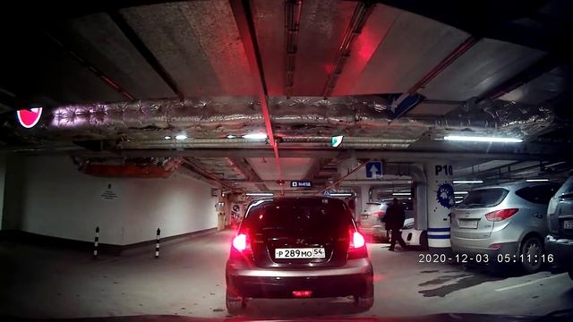 Подземная парковка Ауры, долгая попытка поиска свободного места в выходной день смотреть онлайн