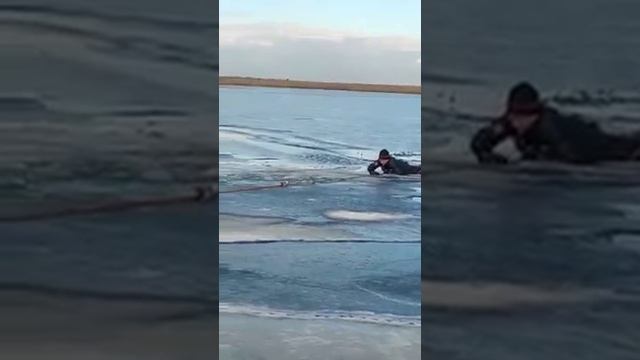 Рыбак провалился под лед смотреть онлайн
