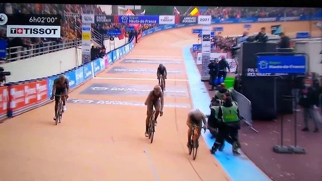 Sonny Cobrelli Wins Paris-Roubaix 2021 смотреть онлайн